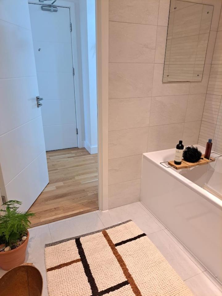 Cozy Double Room With Large En Suite Near Canary Wharf London With Amazing Views In A Shared Apartment Londres Exterior foto