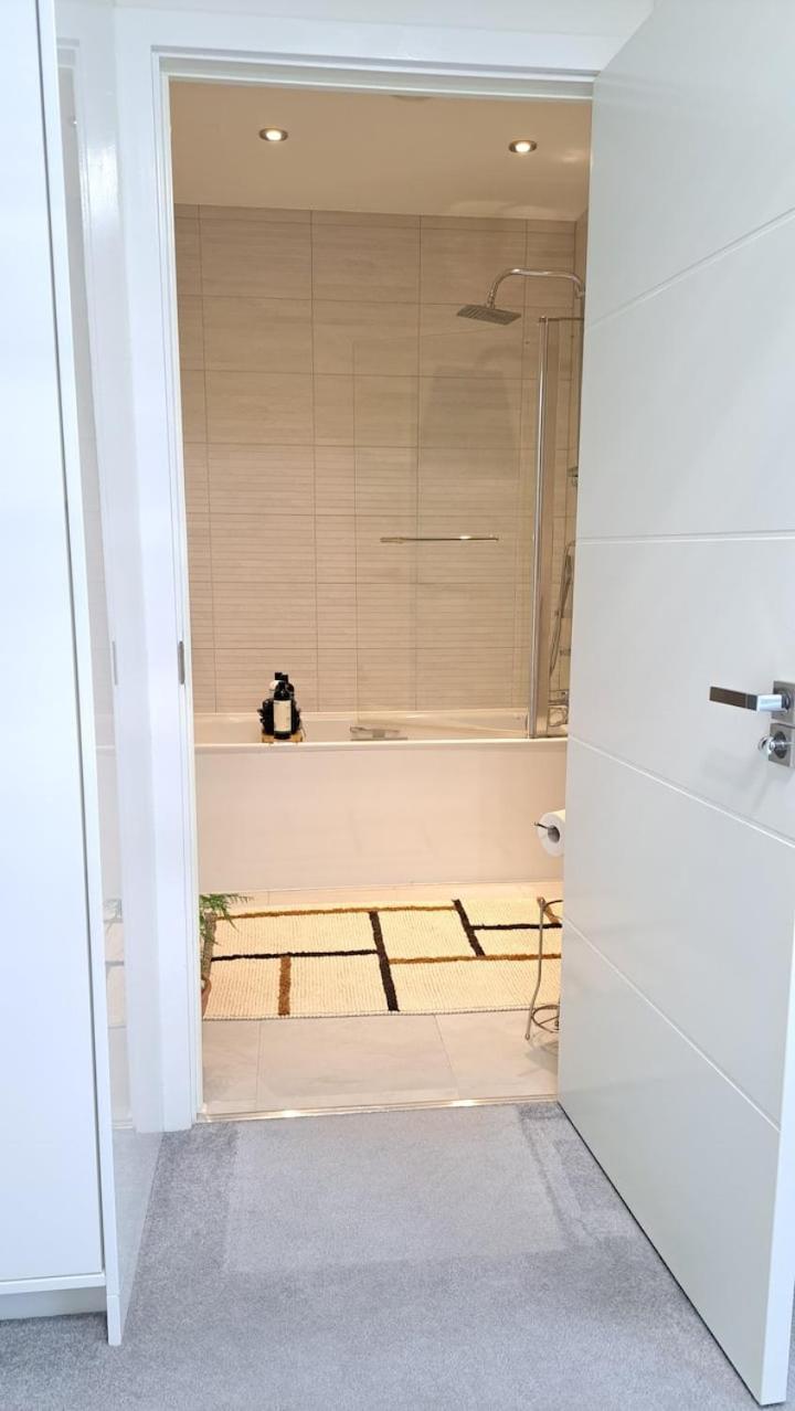 Cozy Double Room With Large En Suite Near Canary Wharf London With Amazing Views In A Shared Apartment Londres Exterior foto